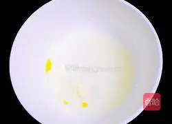 Illustration of how to stir-fry shrimp with egg white 5