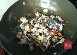 Illustration of how to stir-fry spicy bullfrog 5