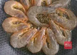 Illustration of braised prawns in oil 6