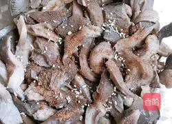 Illustration of how to make sausage and steamed mushrooms 4