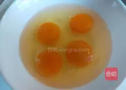 Illustration of how to make scrambled eggs with fungus, spinach and eggs on the fifteenth day of the first lunar month