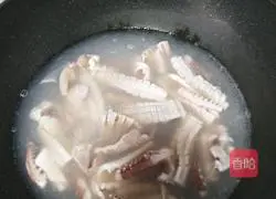 Illustration of how to make fried squid with celery 6