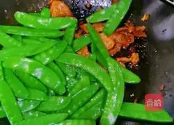 Illustration of how to make fried snow peas with meat 11