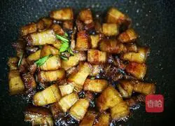 Illustration of how to make beer braised pork 8