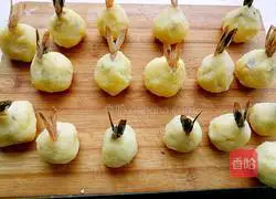 Illustration of how to make mashed potato and shrimp balls 13