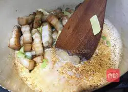 Illustration of how to make braised meat with dried beans 10