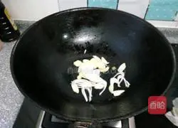 Illustration of how to make vegetarian stir-fried ground and three delicacies 8