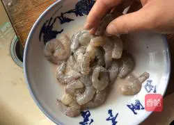 Illustration of how to make cashew nut shrimp 3