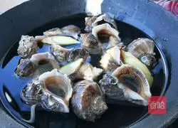 Illustration of how to make boiled conch 3