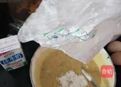 Illustration of how to make banana egg pancake 5