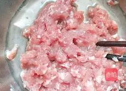 Illustration of how to make cabbage and pork rolls 3