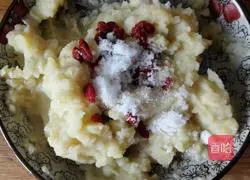 Illustration of how to make banana mashed potatoes 5