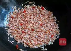 Illustration of how to make stir-fried river shrimp with leeks 5