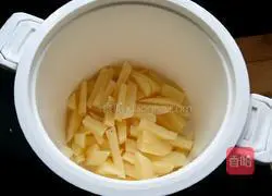 Illustration of making mashed potato cake 3