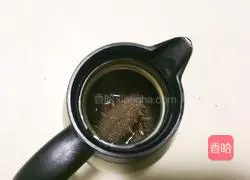 The hot water bottle is used to cook the sea cucumber.Practice illustration 5