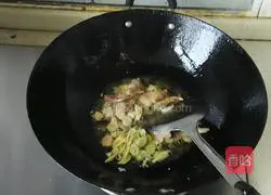 Illustration of how to make cabbage and pork stewed vermicelli 3