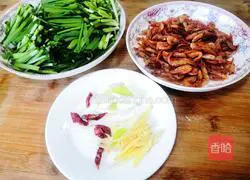 Illustration of how to make stir-fried river shrimp with leeks 1