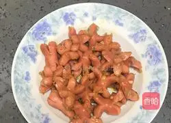 Illustration of how to stir-fry garlic intestines 6