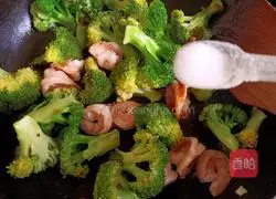 Illustration of how to make fried shrimps with broccoli 14