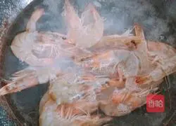 Illustration of how to make stir-fried prawns 1