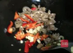 Illustration of how to make fried pork rinds with celery 5