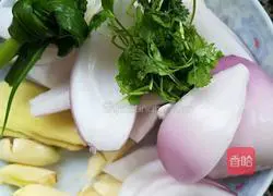 Illustration of how to make red wine and salt-baked shrimp 1