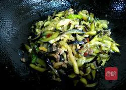 Illustration of how to stir-fry shredded eggplant with minced meat 8