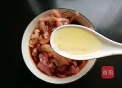 Illustration of how to stir-fry shredded pork with chives and moss 9