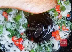 Illustration of how to make stir-fried noodles with seafood, mushrooms and shredded pork 8