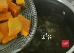 Illustration of how to make mung bean and pumpkin soup 5