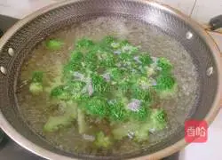 Illustration of how to make fried shrimps with broccoli, carrots and shrimps 8