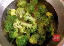 Illustration of how to make fried shrimps with broccoli 7