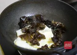 Illustration of how to make scrambled eggs with fungus 5
