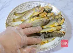 Dry-fried yellow croaker recipe illustration 5