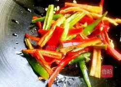 Illustration of how to stir-fry shredded pork with Hangzhou pepper and pickled mustard 9