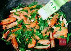 Illustration of how to make stir-fried shrimps with dried tofu and chives 14