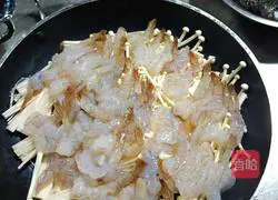 Illustration of how to make pan-fried golden garlic shrimp 6