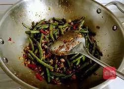 Illustration of how to make stir-fried green beans 16