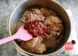 Illustration of how to make Northeastern soybean paste bones 9