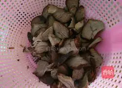 Illustration of how to stir-fry bacon with garlic sprouts 3