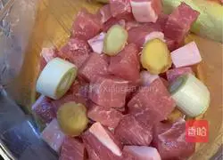 Illustration of how to make pork slices 2