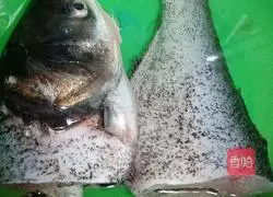 Illustration of home stewed silver carp 1