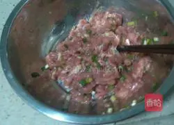 Illustration of how to make pearl meatballs 6