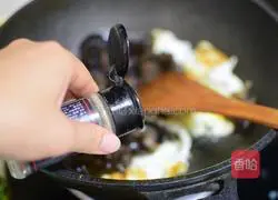 Illustration of how to make scrambled eggs with fungus 8