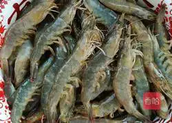 Illustration of how to make fried shrimps with Hangzhou pepper 1