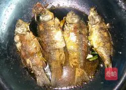 Illustration of how to make crispy braised crucian carp 7
