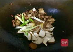 Illustration of how to make fragrant dried twice-cooked pork 8