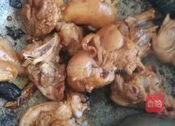 Illustration of braised pig trotters 7