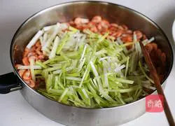 Illustration of how to make stir-fried river shrimp with chives 6