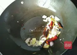 Illustration of how to stir-fry spicy bullfrog 4